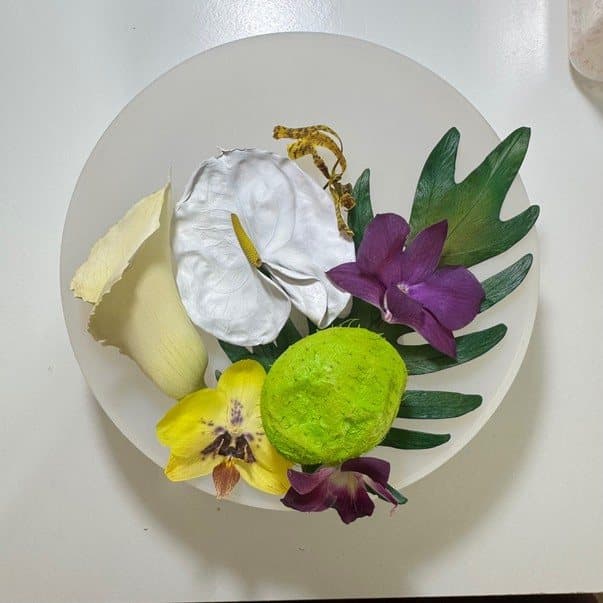 Composição de flores com cores recuperadas após a correção