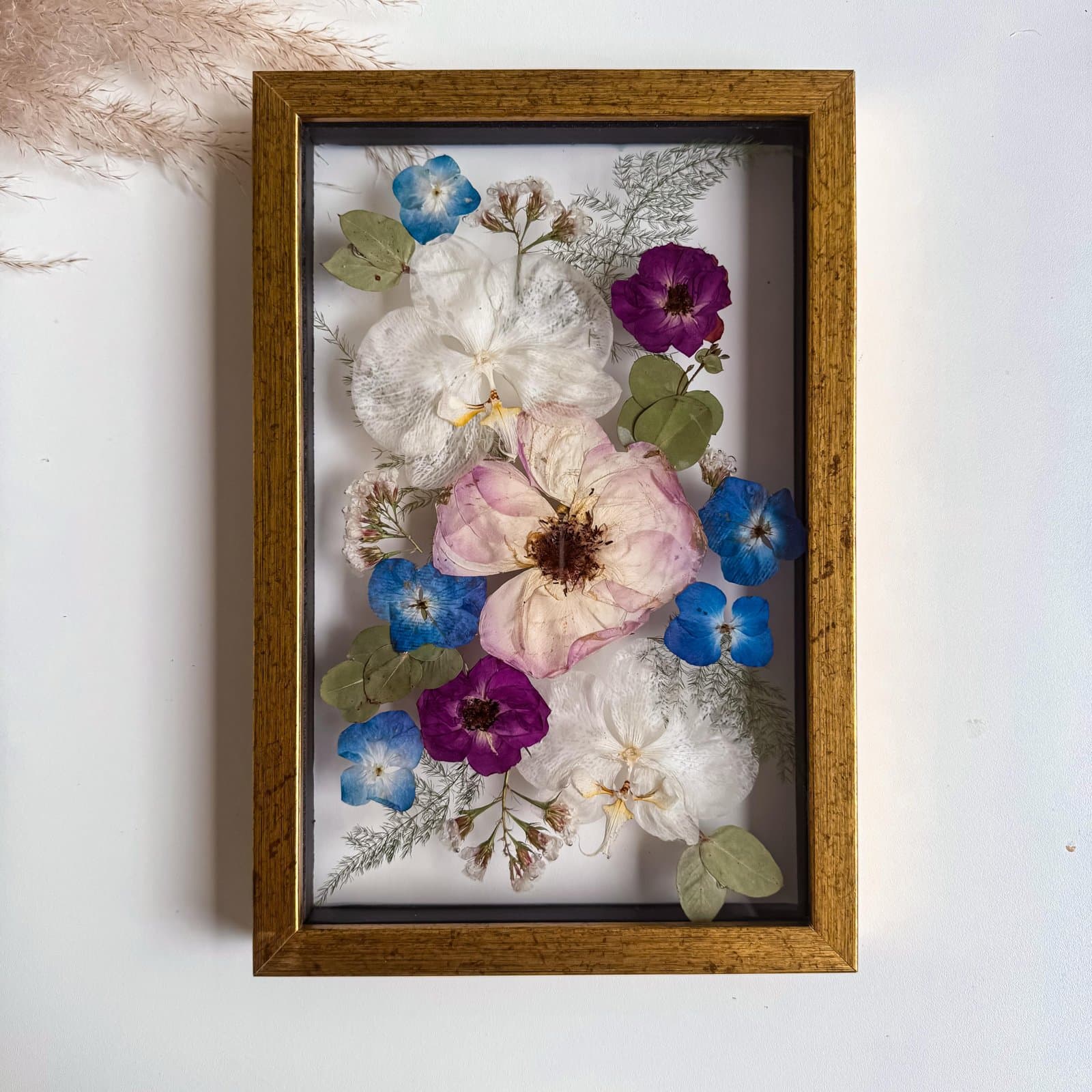 Quadro com flores prensadas e resina